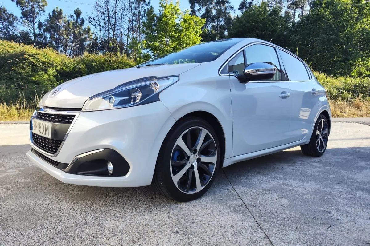 Peugeot 208 1.2thp Feline EAT6 2016